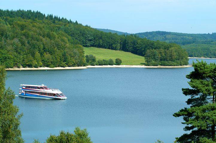 Le lac de Vassivière : un écrin de verdure à la limite de la Creuse
